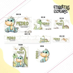 Conjunto de rótulos adesivos escolares em tamanhos variados com dinossauros fofos e coloridos, como um tiranossauro rex e um tricerátops, sobre um fundo dinâmico em tons de verde e terra com folhagens tropicais e pegadas, exibindo linhas de contorno em arquivo digital de corte.