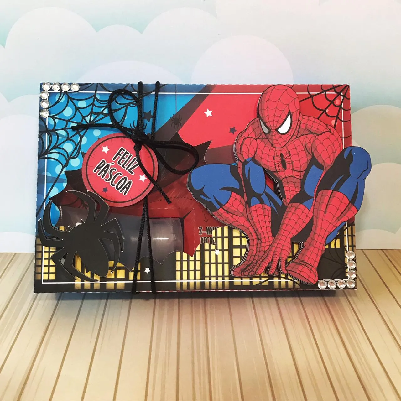 Elementos decorativos de aranhas, teias e silhuetas de prédios para produção de caixas interativas e mimos estruturados do Homem-Aranha.