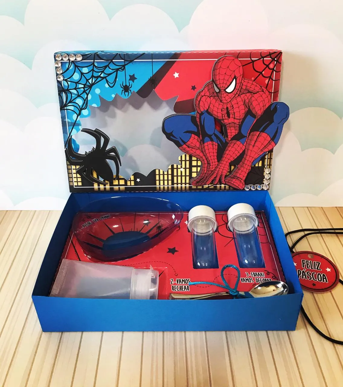 Maleta de papelaria personalizada do kit mini confeiteiro com o Homem-Aranha e teias estruturadas em camadas tridimensionais para lembrancinha de festa infantil em arquivo digital de corte.