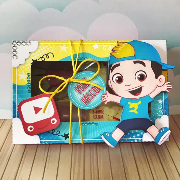 Arquivo de corte de caixa dupla face com tampa de papel, contendo uma divisória para os doces na base e um livreto de colorir preso no interior da tampa superior.