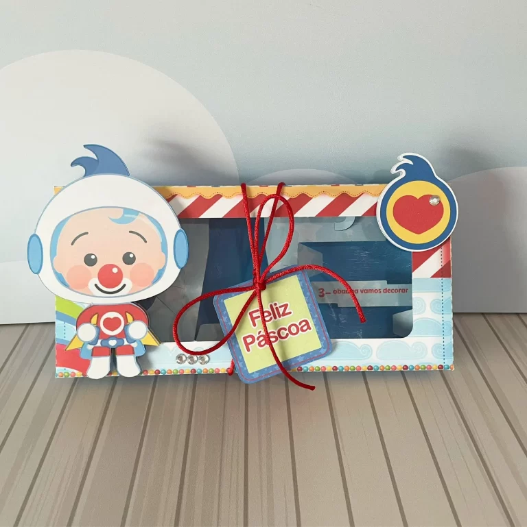 Embalagem de mini confeiteiro com o personagem Plim Plim usando um chapéu branco de mestre cuca na tampa, avental vermelho ilustrado e estampa de doces e granulados coloridos ao redor em arquivo digital de corte.