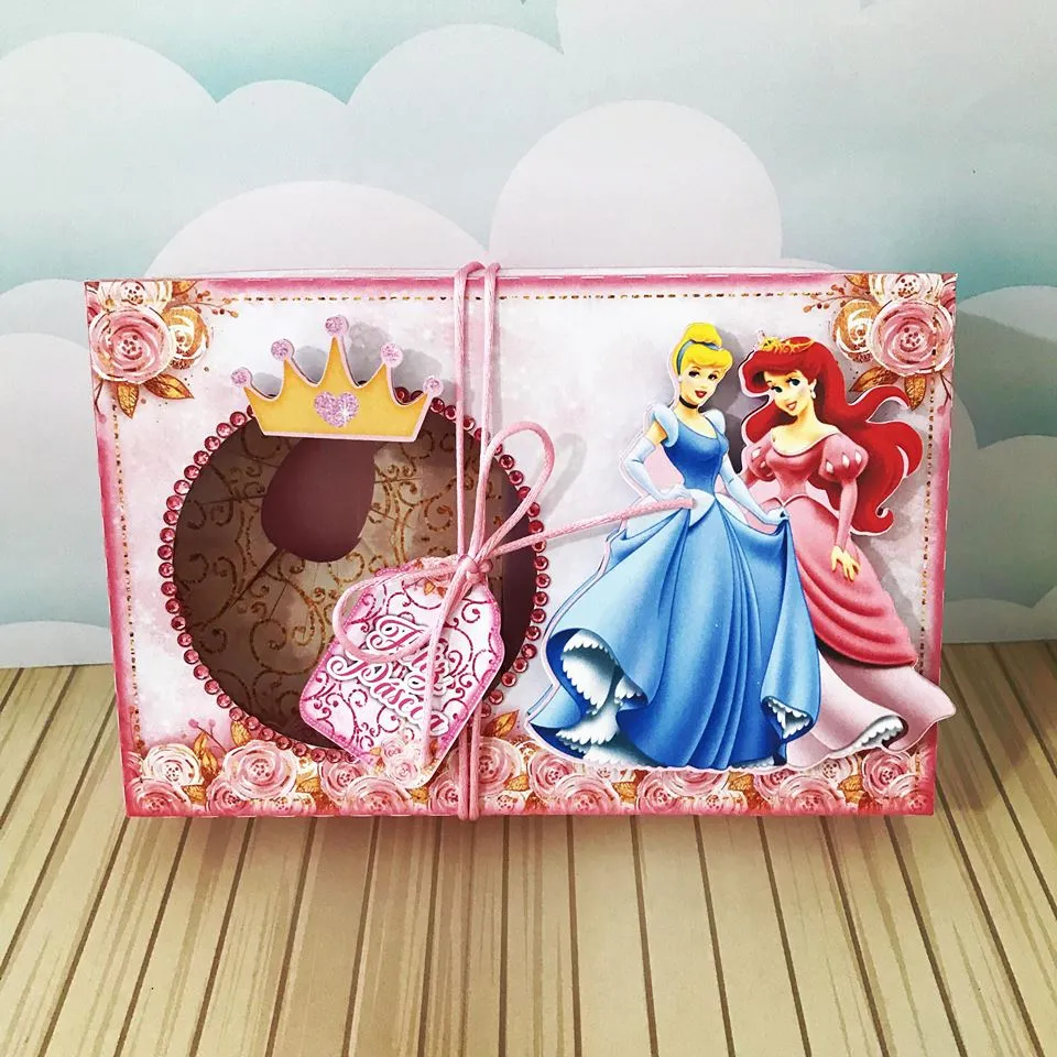 Tampa de caixa cenário com castelo e princesas da Disney em papelaria de camadas para kit interativo de confeitaria infantil.