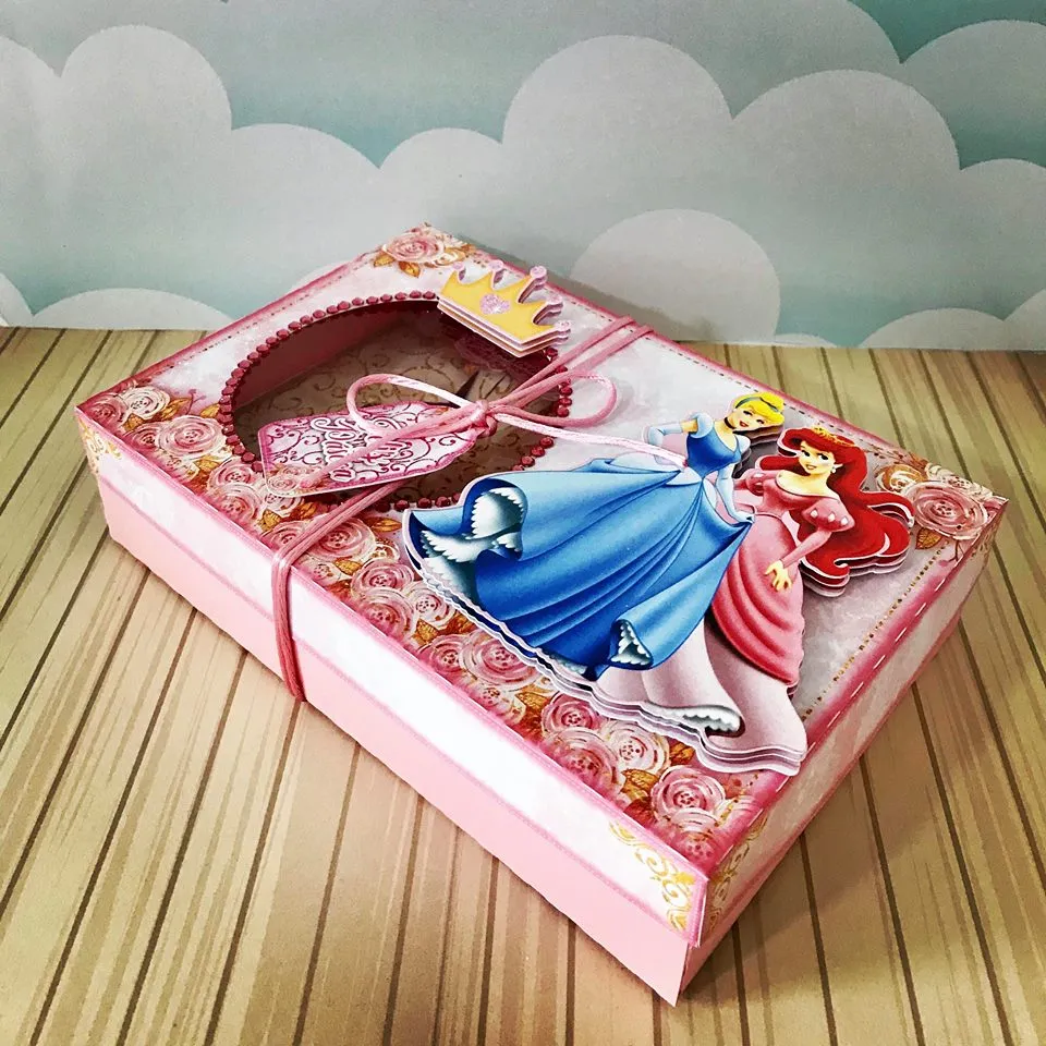 Elementos decorativos de coroas, carruagens e silhuetas de princesas para produção de caixas interativas e mimos estruturados.