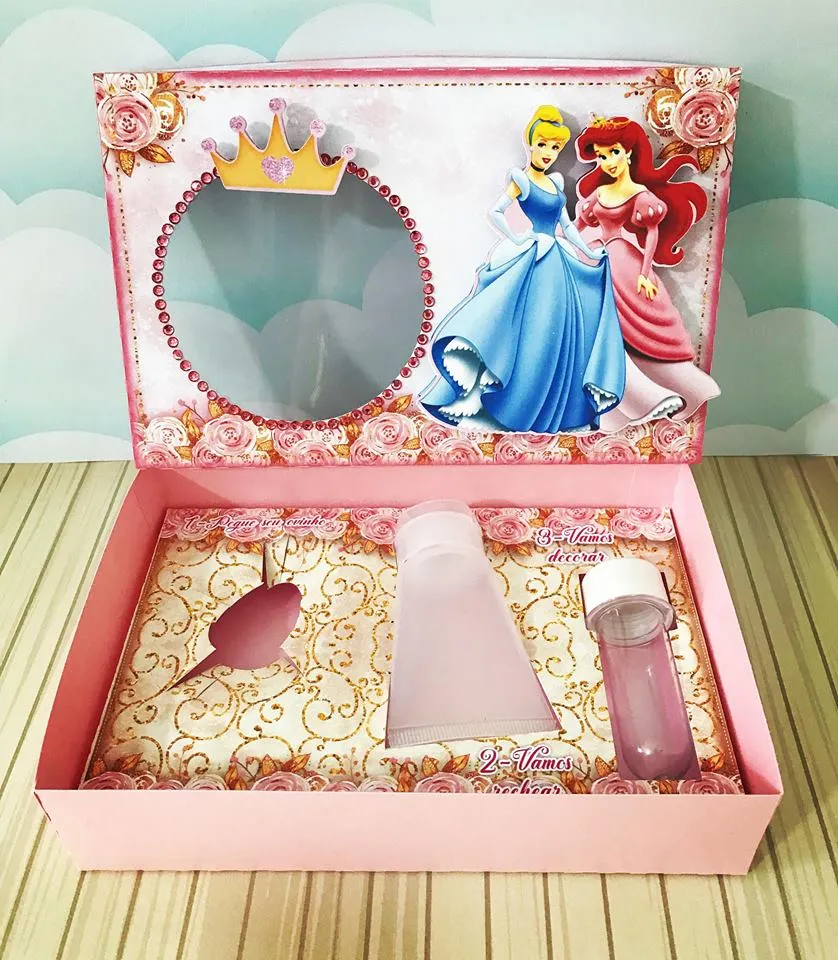 Maleta de papelaria personalizada do kit mini confeiteiro com as princesas Cinderela, Branca de Neve e Aurora em camadas tridimensionais para lembrancinha de festa infantil em arquivo digital de corte.