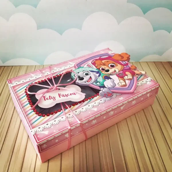 Arquivo de corte de caixa dupla face com tampa de papel, contendo uma divisória para os doces e confeitos na base e um livreto de colorir preso no interior da tampa.