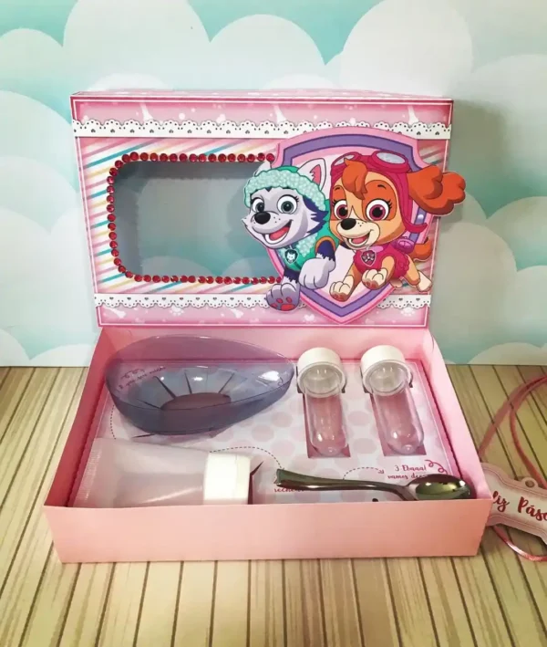 Arquivo de corte digital de caixa com visor transparente e berço interno com encaixes precisos para uma colher, uma casca de chocolate ou doce e dois mini tubetes de confeito.