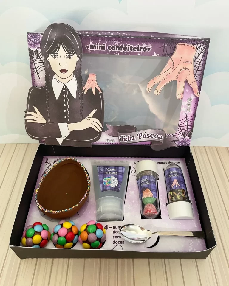 Tampa de caixa cenário com a silhueta da Wandinha, morcegos e a Mãozinha em papelaria de camadas para kit interativo de confeitaria infantil.
