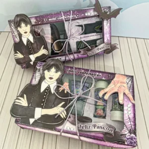 Maleta de papelaria personalizada do kit mini confeiteiro com a personagem Wandinha Addams e janelas góticas em camadas tridimensionais escuras para lembrancinha em arquivo digital de corte.
