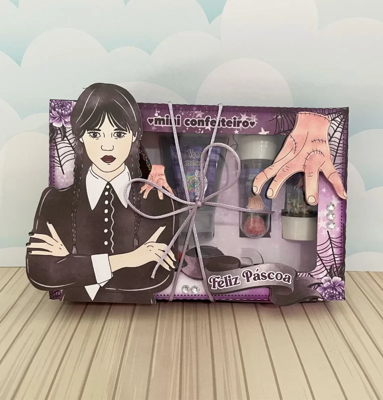 Maleta de doces da Wandinha Addams em tons de roxo e preto com topper decorativo em camadas pronto para impressão e corte.