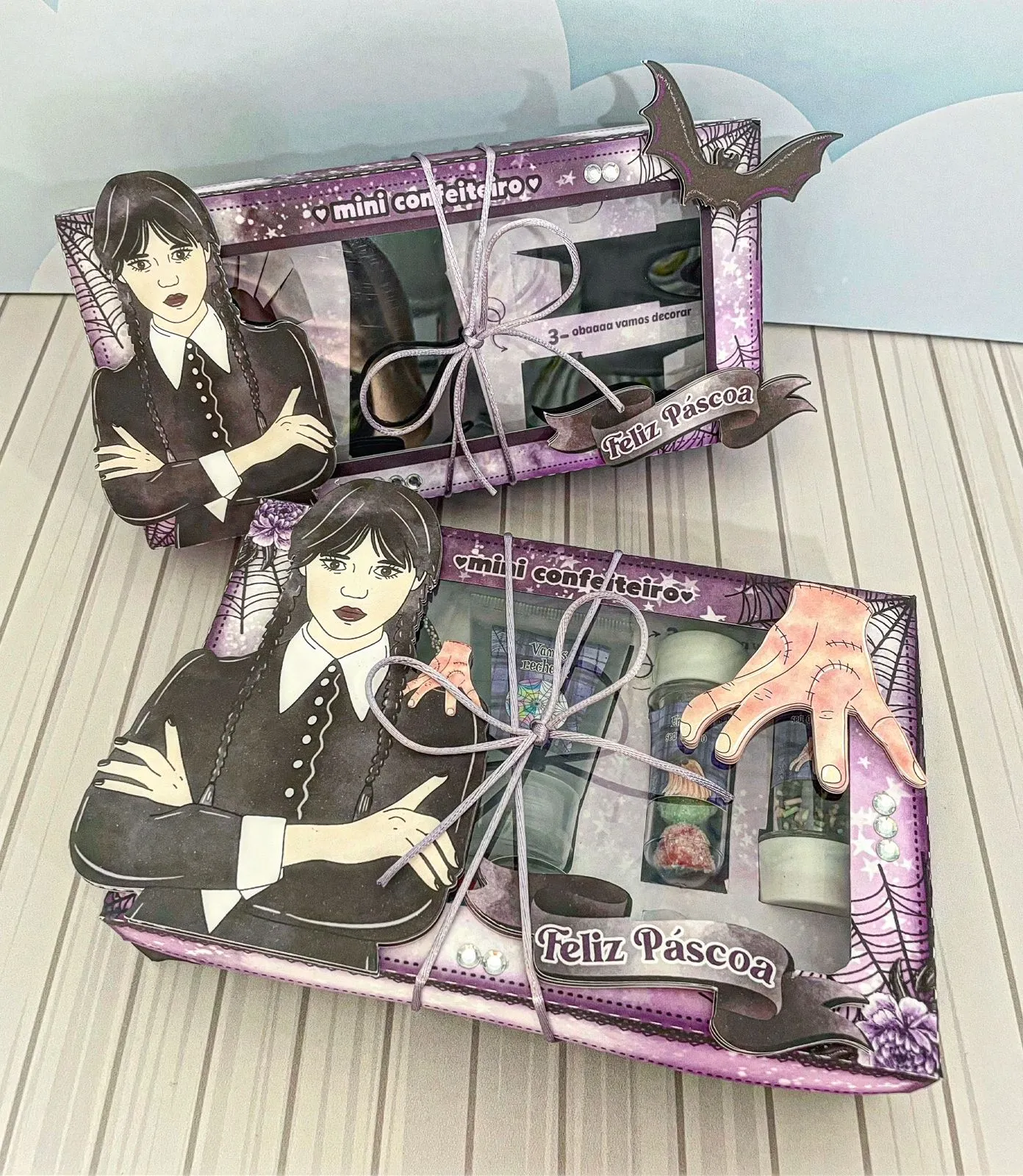 Maleta de papelaria personalizada do kit mini confeiteiro com a personagem Wandinha Addams e janelas góticas em camadas tridimensionais escuras para lembrancinha em arquivo digital de corte.