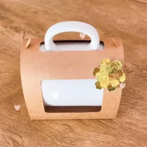 Embalagem de papel tridimensional em formato de bolsa elegante com alças estruturadas, berço interno sob medida para acomodar uma caneca e fecho de encaixe, contendo linhas de vinco pontilhadas em arquivo digital de corte.