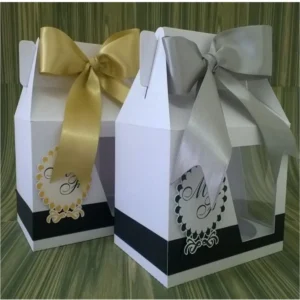 Alternativo: Embalagem de papel tridimensional com berço interno ajustável para acomodar uma caneca de cerâmica e visor frontal transparente vazado, exibindo linhas de vinco pontilhadas e abas laterais para fechamento em arquivo digital de corte.