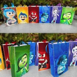 Sacolinha de papel com alças de cordão, exibindo na face principal os cinco sentimentos originais reunidos em volta do painel de controle da mente, sob um fundo roxo estrelado com esferas de memórias coloridas em arquivo digital.