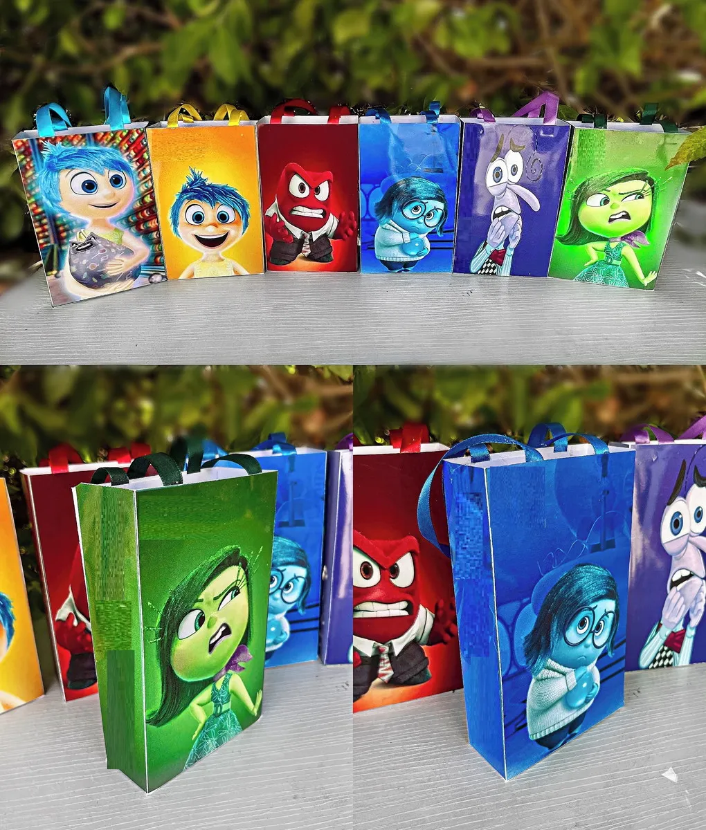Sacolinha de papel com alças de cordão, exibindo na face principal os cinco sentimentos originais reunidos em volta do painel de controle da mente, sob um fundo roxo estrelado com esferas de memórias coloridas em arquivo digital.