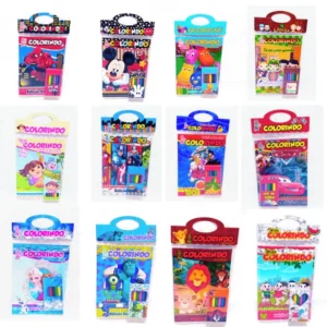 Molde de revista de colorir de papel com capa decorada por apliques tridimensionais em camadas sobrepostas e páginas internas repletas de jogos e desenhos.