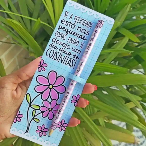 Ficheiro digital de tags para lápis com frases motivacionais no formato JPG, exibindo cartões retangulares coloridos com mensagens de incentivo e marcações discretas para encaixe e corte do lápis.