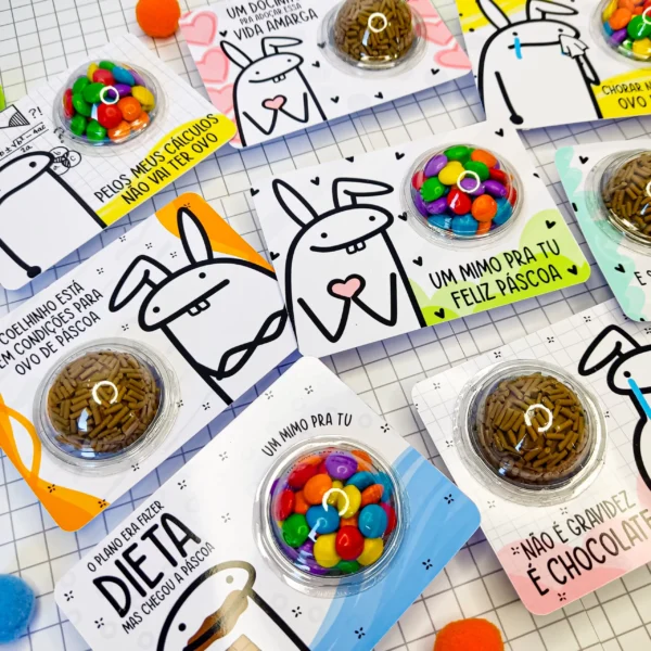 Embalagem para doces de Páscoa com estampa do boneco Flork vestido de coelhinho comendo uma barra de chocolate, apresentando linhas pontilhadas de vinco e abas de colagem em arquivo digital de corte.
