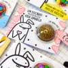 Caixinha em formato de pirâmide para Páscoa decorada com o personagem Flork saindo de dentro de uma casca de ovo decorada, com marcas precisas para dobra e vinco em arquivo digital de corte.
