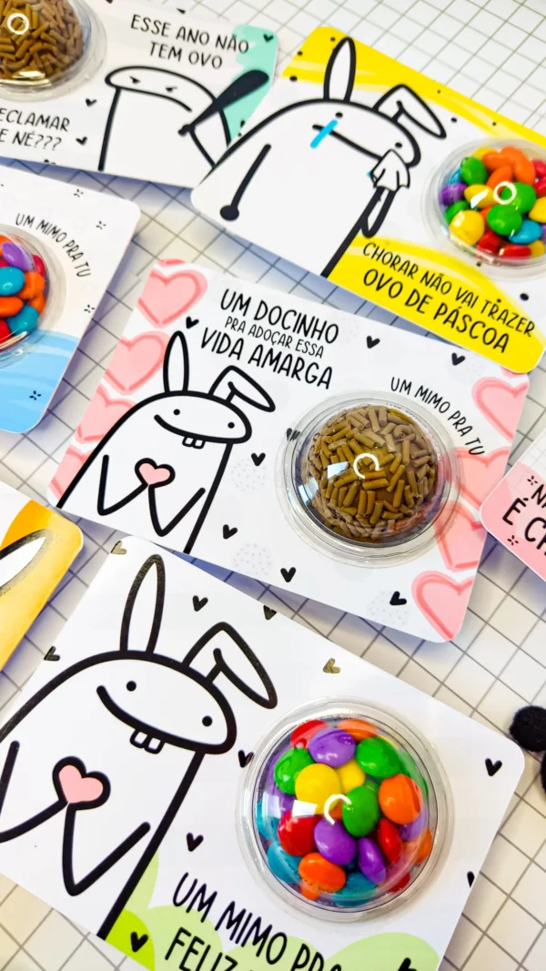 Caixinha em formato de pirâmide para Páscoa decorada com o personagem Flork saindo de dentro de uma casca de ovo decorada, com marcas precisas para dobra e vinco em arquivo digital de corte.