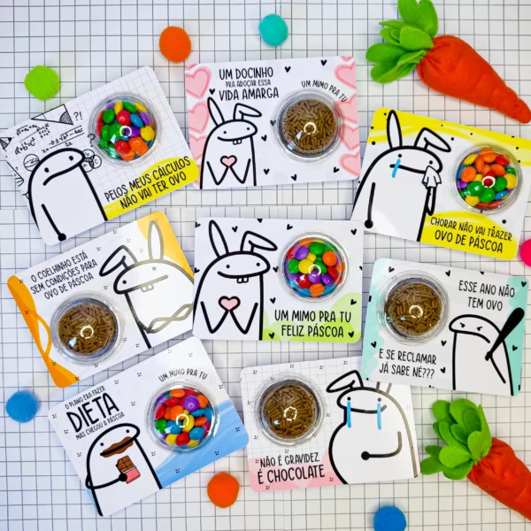 Topper de bolo divertido de Páscoa exibindo o meme Flork com orelhas de coelho segurando um grande ovo de chocolate embrulhado, cercado por patinhas de coelho e cenouras dispostos em camadas tridimensionais em arquivo digital de corte.