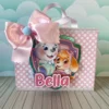 Kit de personalizados e topper de bolo com as personagens Skye e Everest da Patrulha Canina em camadas tridimensionais rosa e canela para decoração de festa infantil em arquivo digital de corte.