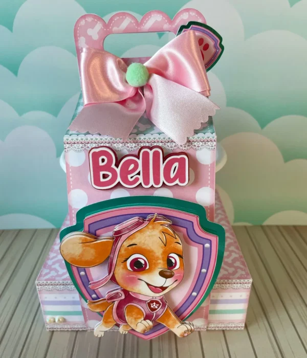Topper de bolo com a cadelinha Skye voando em seu helicóptero e detalhes de patinhas e ossos em camadas tridimensionais rosa para decoração de festas.