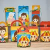 Arquivo de corte digital de mini sacola de papel decorada com estampas de retalhos coloridos, botões amarelos e um aplique tridimensional do rosto da boneca Emília.