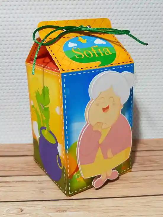 Arquivo de corte para caixa pirâmide com estampa realista de textura de madeira, folhas verdes no topo e aplique do personagem Saci Pererê com seu gorro vermelho.