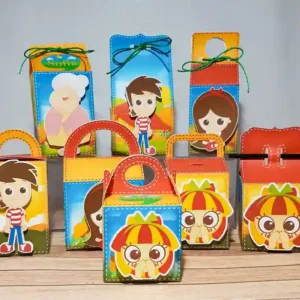 Arquivo de corte digital de mini sacola de papel decorada com estampas de retalhos coloridos, botões amarelos e um aplique tridimensional do rosto da boneca Emília.