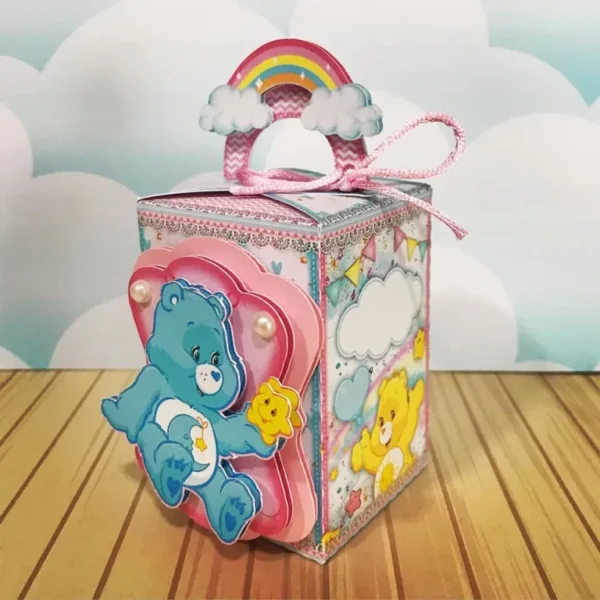 Segundo modelo de gabarito para lembrancinha de festa com os personagens Ursinhos Carinhosos sobre nuvens macias, exibindo linhas de marcação para dobras, encaixes e contornos limpos.