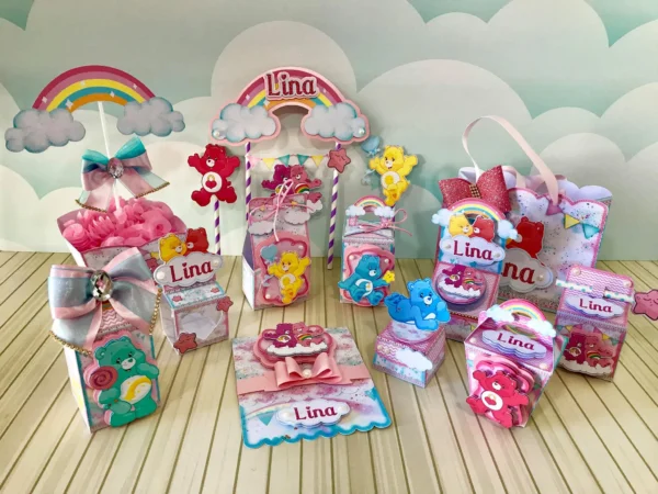 Gabarito digital de caixinha personalizada e apliques no tema Ursinhos Carinhosos com arco-íris e nuvens fofas, apresentando as linhas estruturadas de contorno e camadas prontas para recorte.