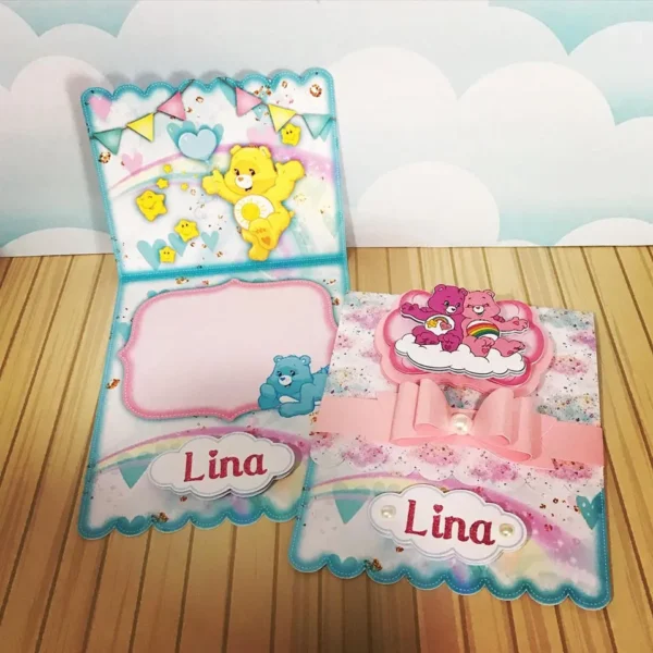 Quinto e último modelo de gabarito para personalizado decorativo de festa Ursinhos Carinhosos em tons pastéis, exibindo os encaixes perfeitos e linhas de contorno limpas para recorte.