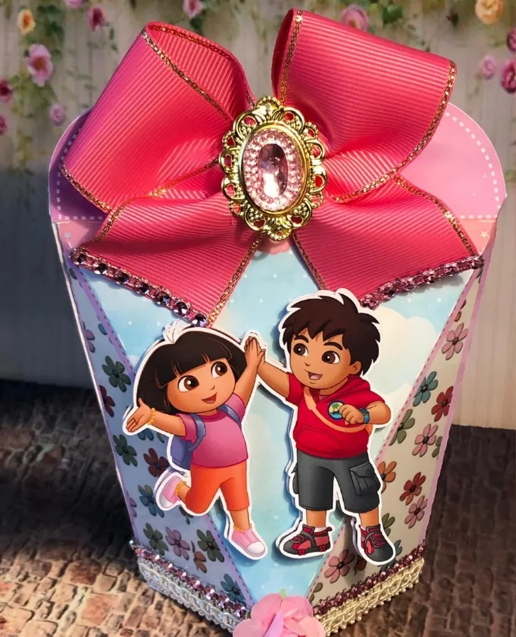 Moldes práticos de scrapfesta para lembrancinhas da Dora Aventureira em Studio e PDF.
