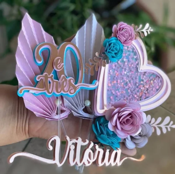 Topper de bolo elegante composto por folhas de papel plissadas em formato de leque com dobras geométricas perfeitas em tom dourado e rosa pastel, dispostas em camadas tridimensionais em arquivo digital de corte.