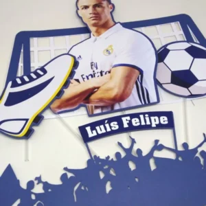Topper de bolo de futebol com o jogador Cristiano Ronaldo com a camisa número sete comemorando um gol na sua pose clássica de costas, cercado por uma grande bola de futebol realista e estrelas douradas dispostas em camadas tridimensionais em arquivo digital de corte.