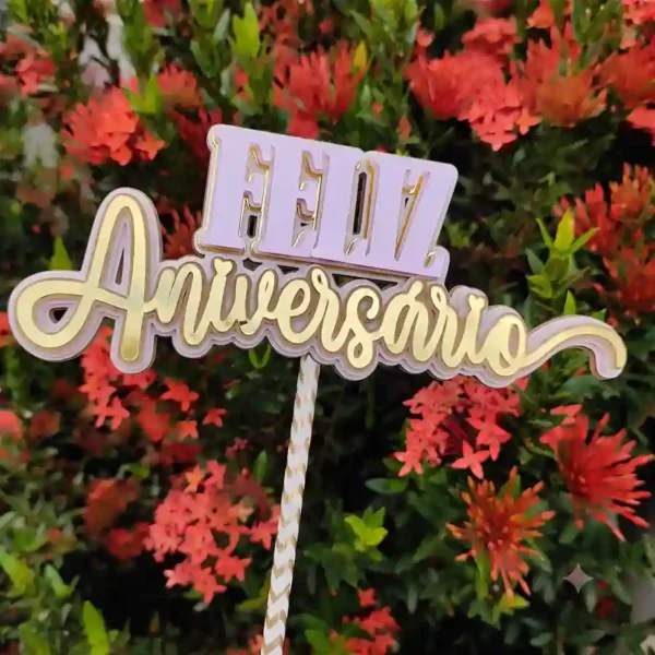 Arquivo de corte digital de topo de bolo com a escrita "Feliz Aniversário" em formato Studio para Silhouette, exibindo letras cursivas integradas com ramos de flores, estrelas e balões em camadas prontas para recorte.