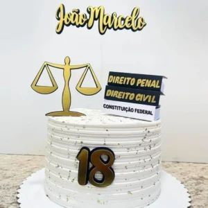 Topper de bolo com a balança da justiça dourada equilibrada, o martelo de juiz de madeira sobre a base, um livro de leis clássico e silhueta elegante de terno em camadas tridimensionais para decoração de festa em arquivo digital de corte.