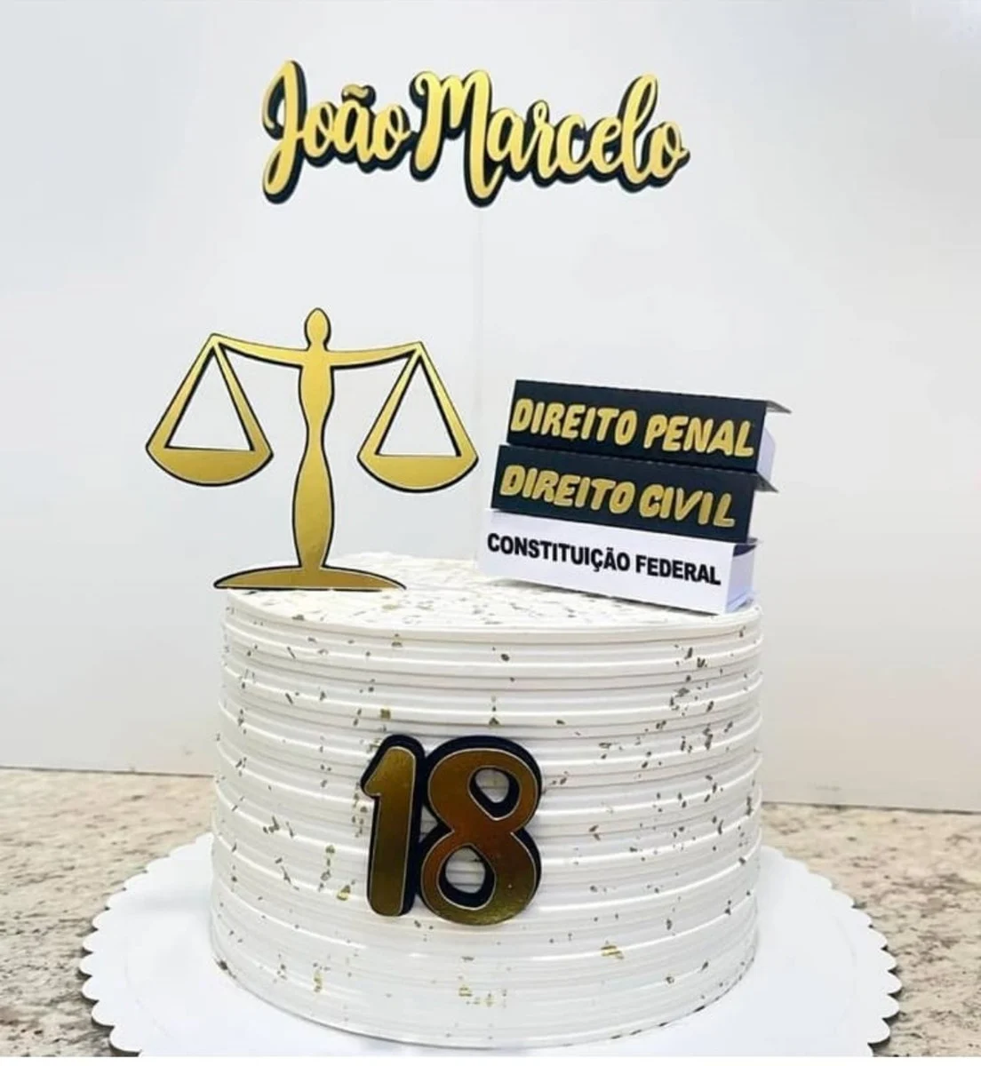 Topper de bolo com a balança da justiça dourada equilibrada, o martelo de juiz de madeira sobre a base, um livro de leis clássico e silhueta elegante de terno em camadas tridimensionais para decoração de festa em arquivo digital de corte.