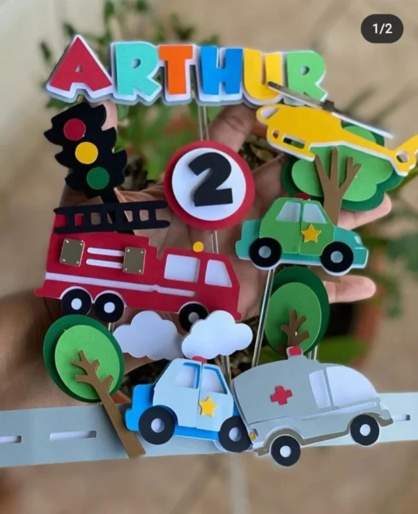 Topper de bolo com ambulância e viaturas da equipe de emergência para decoração de festa infantil em arquivo digital de corte.