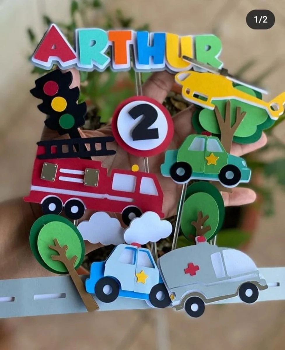 Topper de bolo com ambulância e viaturas da equipe de emergência para decoração de festa infantil em arquivo digital de corte.