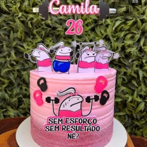 Topper de bolo divertido com o boneco Flork usando um laço rosa na cabeça e segurando um halter de musculação pesado, cercado por potes de suplemento e frases engraçadas sobre treino dispostos em camadas tridimensionais em arquivo digital de corte.