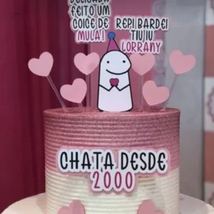 Topper de bolo bem-humorado com o boneco Flork segurando um coração e uma expressão irônica, acompanhado de espaço para personalização de ano com letras grandes, dispostos em camadas tridimensionais em arquivo digital de corte.