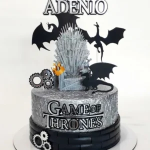 Topper de bolo imponente exibindo o Trono de Ferro feito de espadas detalhadas, ladeado pelos brasões do lobo da Casa Stark e do dragão da Casa Targaryen, dispostos em camadas tridimensionais em arquivo digital de corte.