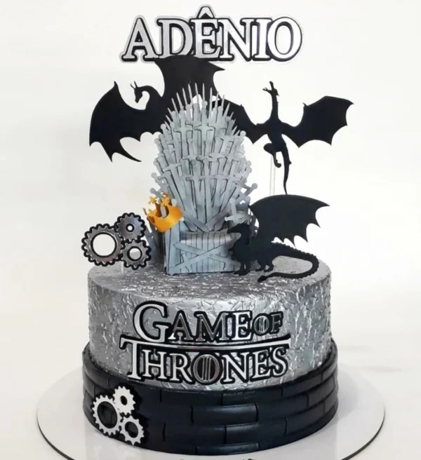Topper de bolo imponente exibindo o Trono de Ferro feito de espadas detalhadas, ladeado pelos brasões do lobo da Casa Stark e do dragão da Casa Targaryen, dispostos em camadas tridimensionais em arquivo digital de corte.