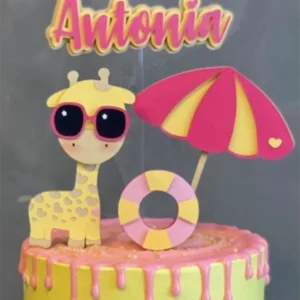 Topper de bolo infantil com uma girafinha de óculos escuros deitada sob um grande sol amarelo sorridente, com nuvens brancas macias e coqueiros nas laterais dispostos em camadas tridimensionais em arquivo digital de corte.