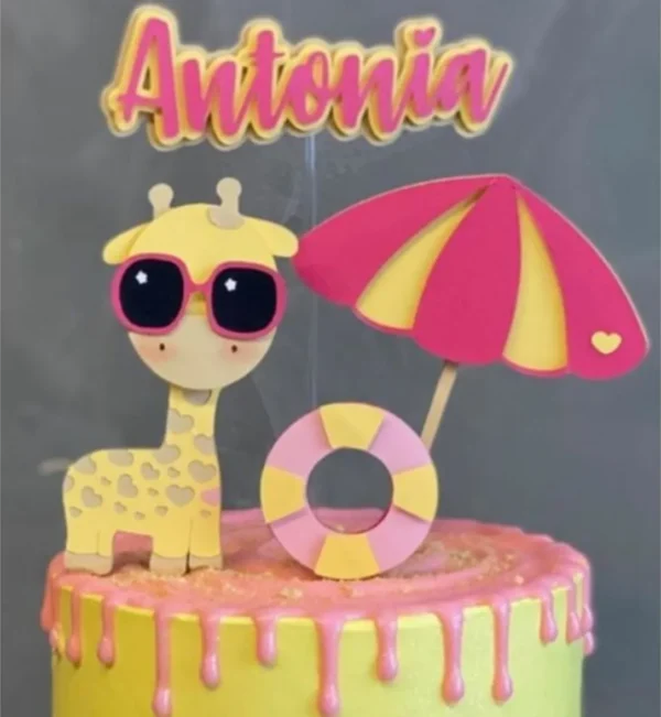 Topper de bolo infantil com uma girafinha de óculos escuros deitada sob um grande sol amarelo sorridente, com nuvens brancas macias e coqueiros nas laterais dispostos em camadas tridimensionais em arquivo digital de corte.