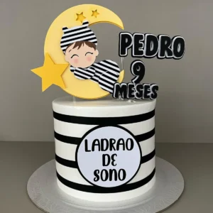 Topper de bolo divertido com a ilustração de um bebê fofinho sorrindo de forma travessa e usando um pijaminha, cercado por nuvens fofas, um grande cifrão dourado e a frase bem-humorada "Ladrão de Sono" disposta em camadas tridimensionais em arquivo digital de corte.