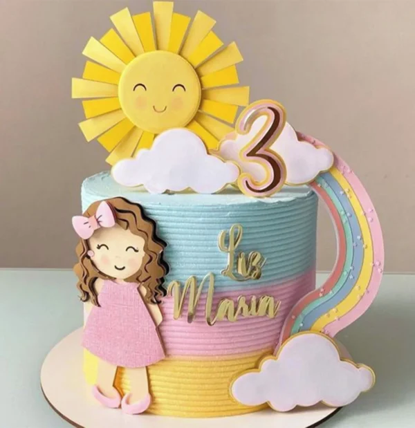 Topper de bolo infantil com uma menina de tranças sorrindo ao lado de um grande sol amarelo brilhante e um arco-íris em tons pastéis, cercados por nuvens brancas macias dispostas em camadas tridimensionais em arquivo digital de corte.