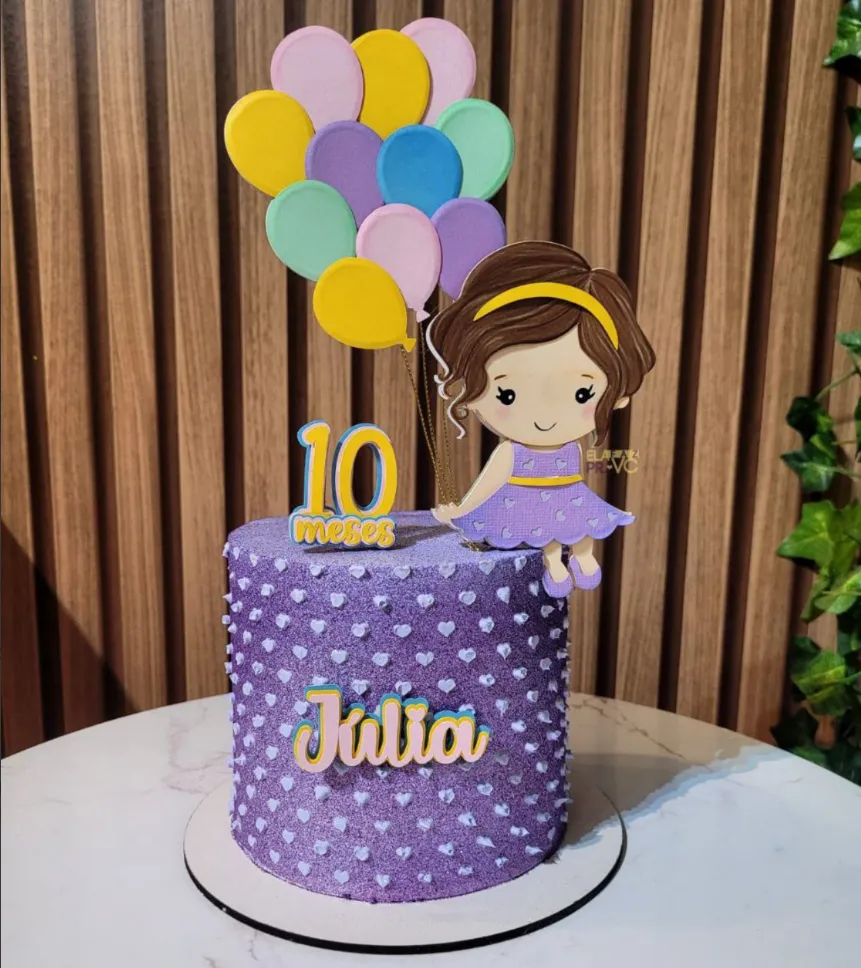 Topper de bolo com a silhueta ou ilustração de uma menina segurando um grande cacho de balões redondos e coloridos que flutuam acima dela, com pequenas nuvens e estrelas ao redor em camadas tridimensionais em arquivo digital de corte.