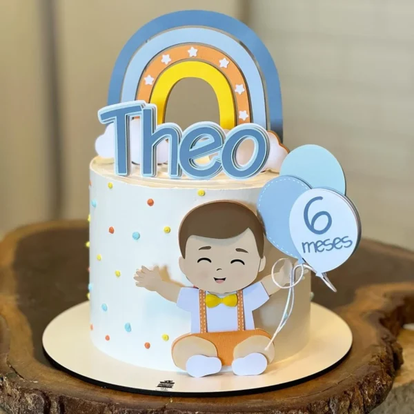 Topper de bolo infantil com um menino sorridente de boné azul correndo em direção a um grande arco-íris em tons pastéis e azuis, cercado por nuvens brancas e estrelas douradas dispostas em camadas tridimensionais em arquivo digital de corte.